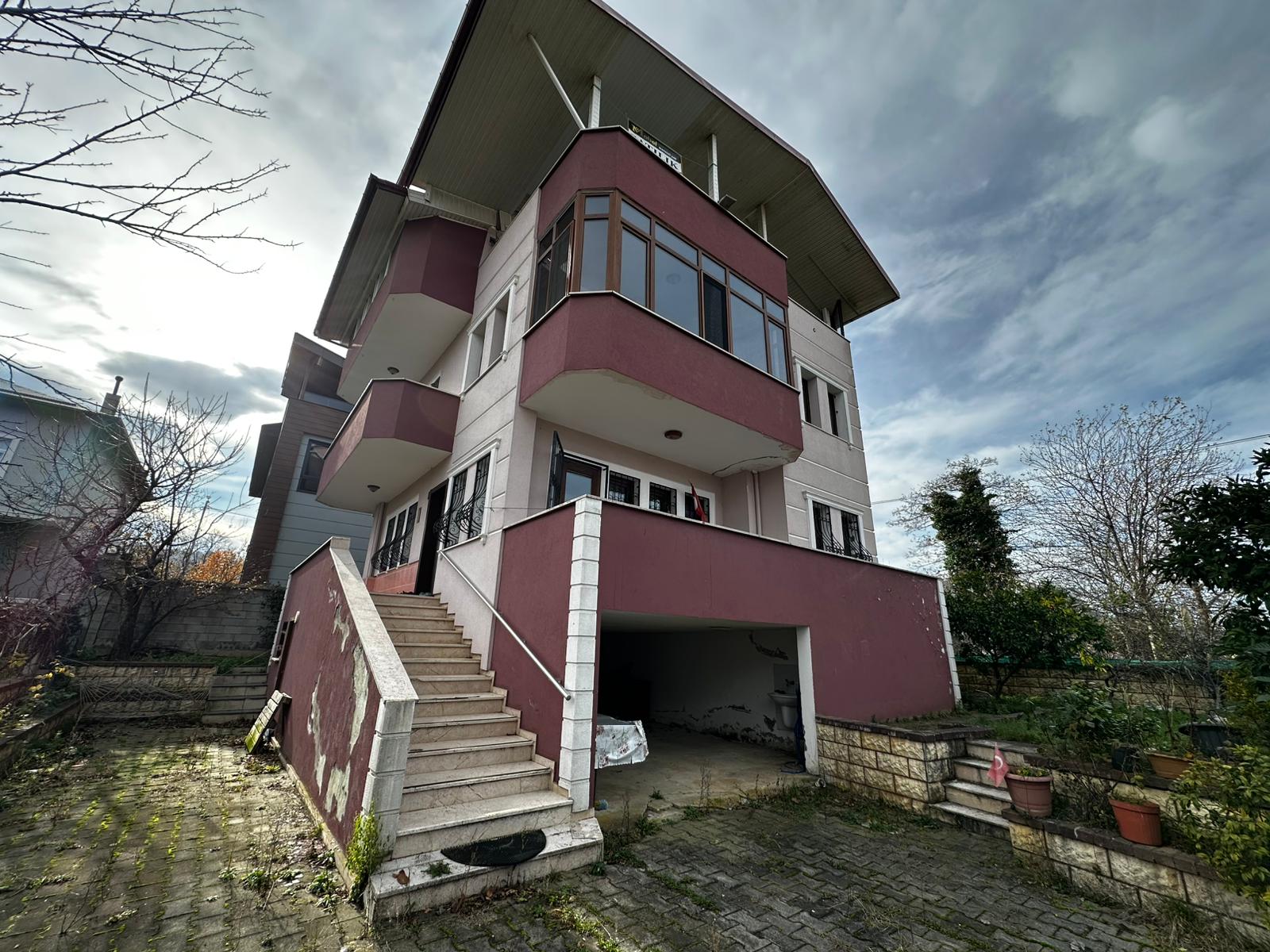 MABEL GAYRİMENKUL/ADACIKTA DENİZ MANZARALI 3 KATLI SATILIK VİLLA